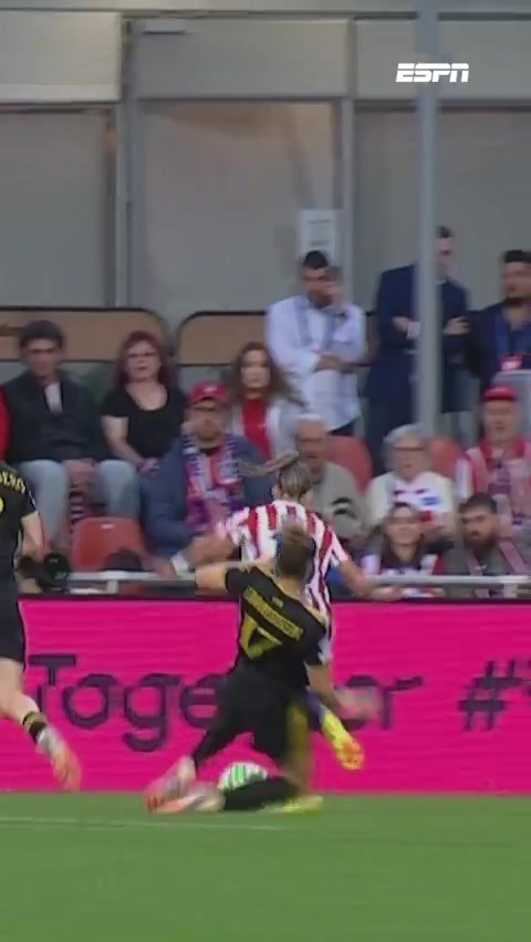 这球驱逐  ?曼联女足欧冠铲球染红!球迷吐槽“史上最糟糕驱逐  ”